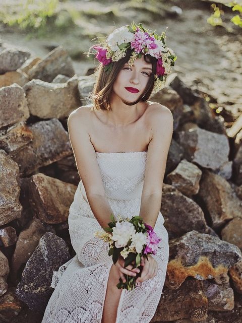Porter une auréole florale à votre mariage